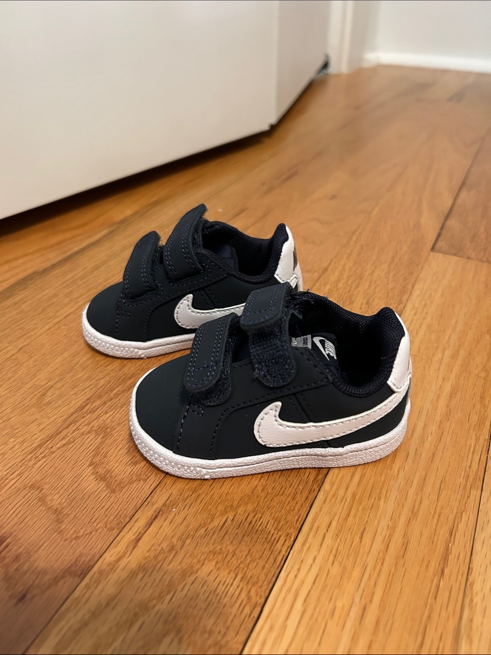 Nike Kids Navy and White Velcro Low-Top Sneakers